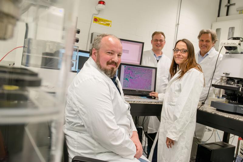 Claus Küpper, Frederik Großerüschkamp, Angela Kallenbach-Thieltges und Klaus Gerwert (von links) entwickeln neue Verfahren zur Krebsdiagnose.