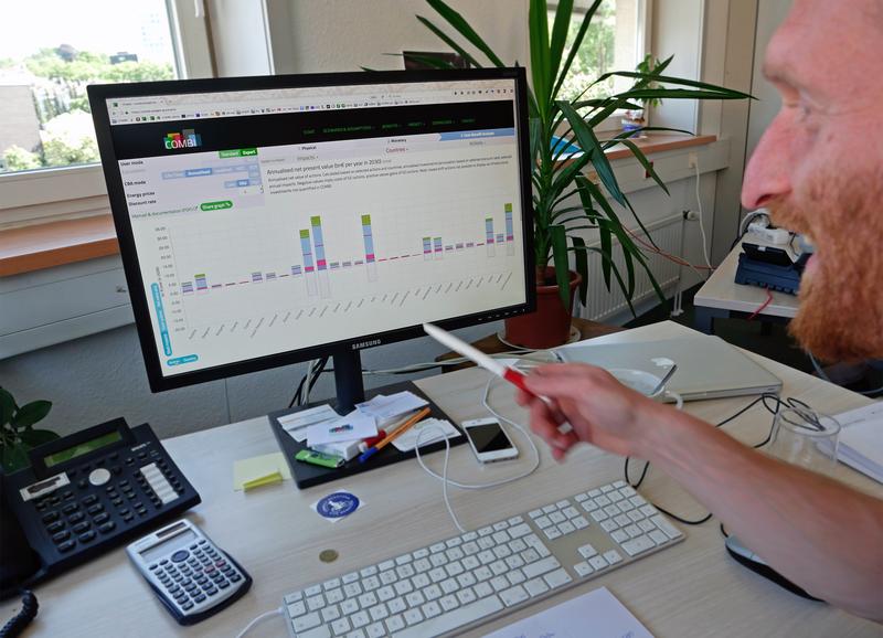 Johannes Thema, project Co-ordinator of the COMBI project, shows the new online tool on screen. 