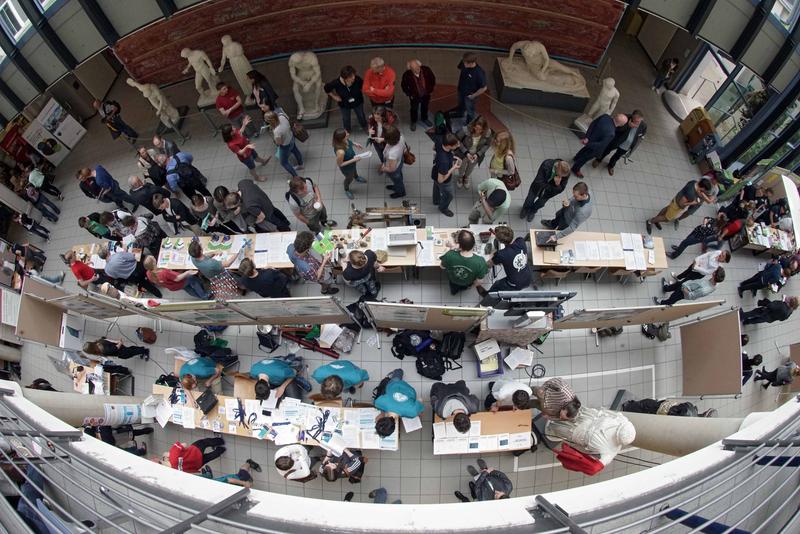 Beim Hochschulinformationstag an der Uni Jena bietet sich für Studieninteressierte die Gelegenheit, mit Studierenden, Lehrenden und der Zentralen Studienberatung ins Gespräch zu kommen.