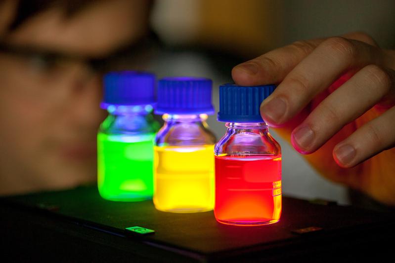 Brilliant colors – a researcher demonstrates the brightness of the light emitted by quantum dots. 