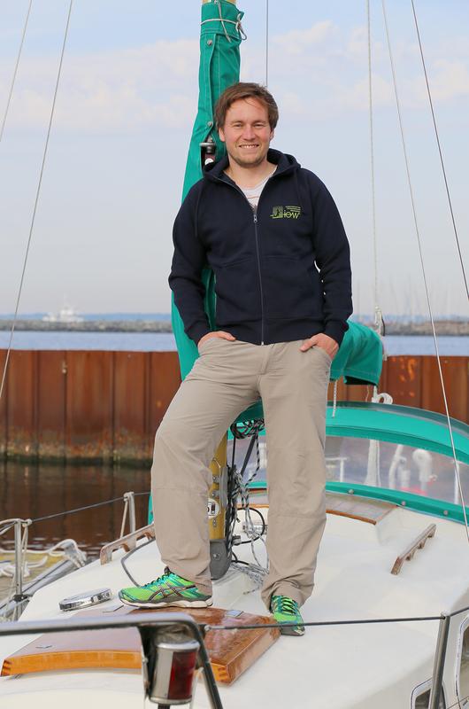 BloomSail-Projektleiter und Skipper Jens Müller auf dem zur Forschungsplattform umfunktionierten Segelboot "Tina V"
