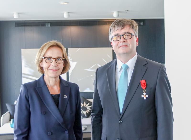 Botschafterin Ritva Koukku-Ronde verleiht am 17. Mai 2018 das Ritterkreuz I. Klasse des Ordens des Löwen von Finnland an Prof. Dr. Marko Pantermöller. 