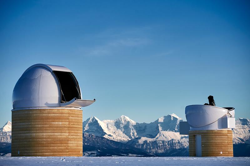 Die beiden neuen Kuppelbauten des Observatoriums Zimmerwald mit 5,3 Metern (links) und 4,5 Metern (rechts) Durchmesser. 