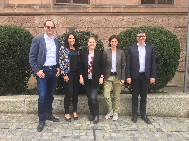 Sie arbeiten bei der Evaluierung des Projekts „Gesunde Südstadt“ zusammen (v.li.): Prof. Dr. Niko Kohls, Christina Röhrich, Verena Karl, Gabi Pfeifer, Prof. Dr. Dennis John 