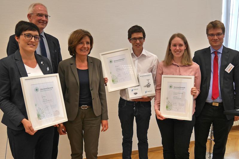 Übergabe der Preise in Trier.Von links: Jeanette Spanier (1. Platz Scaffeye), Oberbürgermeister der Stadt Trier Wolfram Leibe, MP Malu Dreyer, Manus Leyendecker (2. Platz Freilauf), Vanessa Hoff (3. P