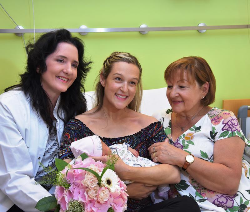 Prof. Pauline Wimberger begrüßte die neue Dresdnerin und Halbfranzösin Fleur, deren Name übersetzt "Blume" bedeutet, passenderweise mit einem Blumenstrauß und gratulierte Mama Colombe und Oma Sabine.