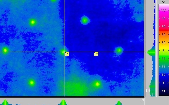 Das Infrarot-Thermogramm zeigt Orte mit gesteigerten Wärmeströmen im Bereich der Befestigungselemente des Wärmeverbundsystems