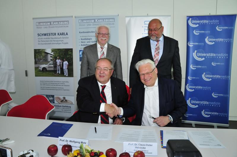 Unterschrieben den Kooperationsvertrag: Prof. Wolfgang Motz (vorne li.) und Prof. Claus-Dieter Heidecke.