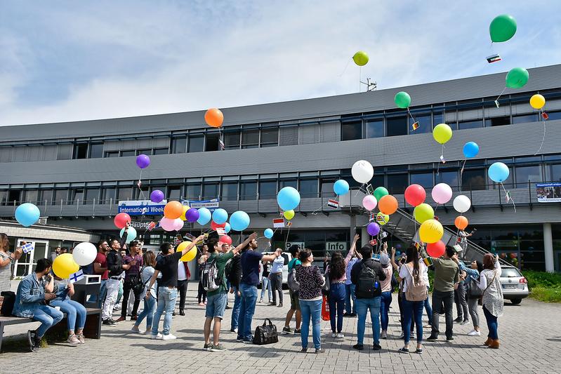 Luftballons über der Hochschule Koblenz