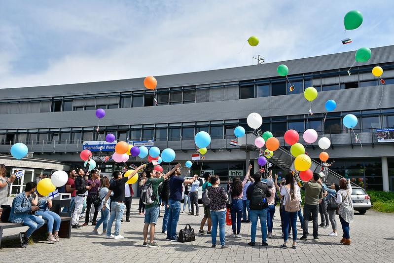 Luftballons über der Hochschule Koblenz