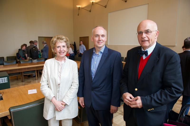 Prof. Torsten Schwede, der neue Vizerektor Forschung, flankiert von der Rektorin Prof. Andrea Schenker-Wicki und dem Regenzvorsitzenden Prof. Thomas Sutter-Somm.