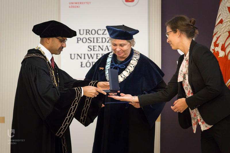 Verleihung der Justus-Liebig-Medaille an Prof. Dr. Joanna Jablkowska (Mitte) durch JLU-Präsident Prof. Dr. Joybrato Mukherjee im Beisein von Julia Volz, AAA der JLU.