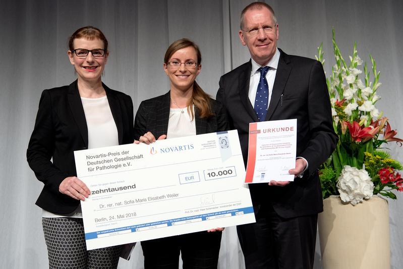 Verleihung des Novartis-Preises der DGP 2018 (v.l.n.r. Dr. Ulrike Haus, Dr. Sofia Weiler, Prof. Christoph Röcken)