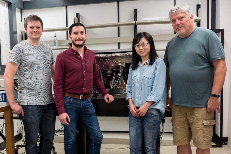 Das Bochumer Forscherteam: Volker Hartmann, Felipe Conzuelo, Fangyuan Zhao und Wolfgang Schuhmann (von links)