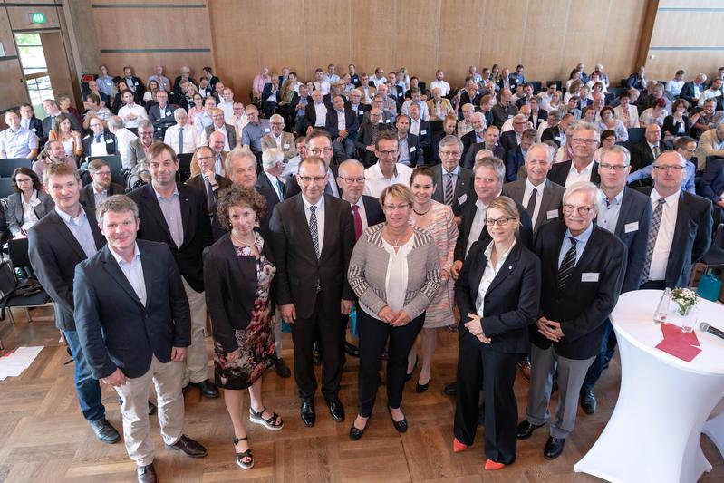 Agrarministerin Barbara Otte-Kinast (Mitte) mit den Referent_innen und Organisator_innen der Strategiekonferenz.