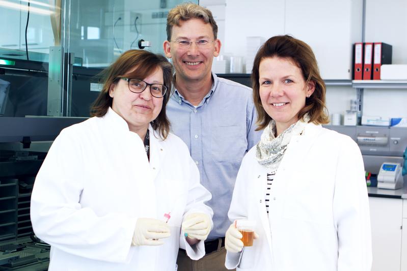 The leader of the study, Michael Forster, together with his colleagues Regina Fredrik (left) and Nicole Braun from the Institute of Clinical Molecular Biology at Kiel University.