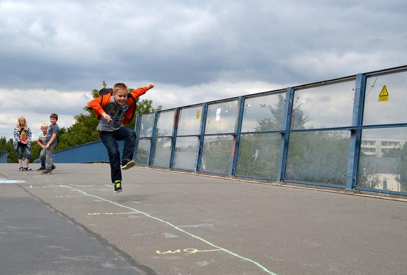 Leipziger Grundschüler beim Ausprobieren eigener Gestaltungsideen für bunt markierte Fußwege. 