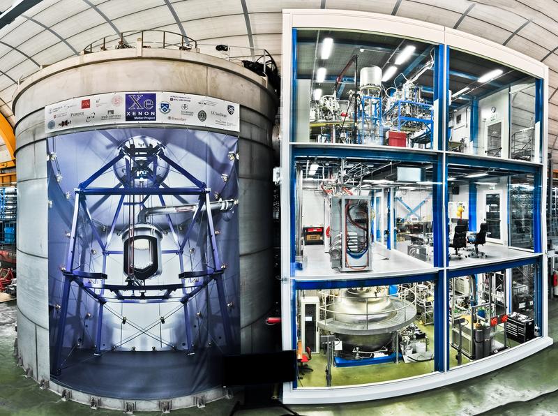 Das XENON1T-Experiment im Gran-Sasso-Untergrundlabor mit Wassertank zur Strahlungsabschirmung, der den Detektor enthält (links), und Technikgebäude (rechts).