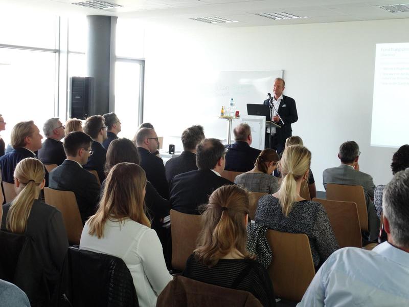 Prof. Dr. Arne Westermann gab anhand von Studien und Analysen die theoretische Grundlage für die Beschäftigung mit Omnichannel-Konzepten.