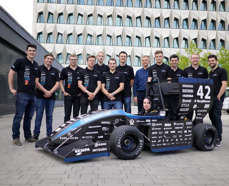 Das FaSTDa-Team der h_da mit seinem neuem Rennwagen "F18". Im Wagen: Teamleiterin Paula Luczak.