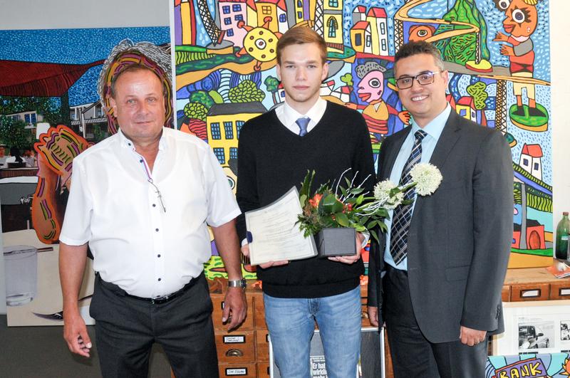 Der Preisträger Christoph Schwager (Mitte) mit Prof. Faouzi Derbel (Betreuer der Bachelorarbeit, rechts) und Dietmar Müller (Leiter Engineering Elektrotechnik bei der MIBRAG). 