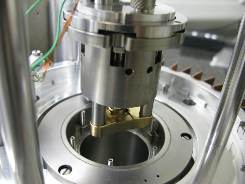 Das Immersions-Raster-Tunnelmikroskop vor dem Eintauchen in den beheizbaren Behälter.