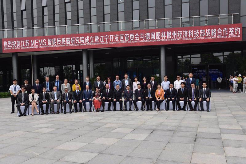 Gruppenfoto der anwesenden Gäste während der feierlichen Eröffnung