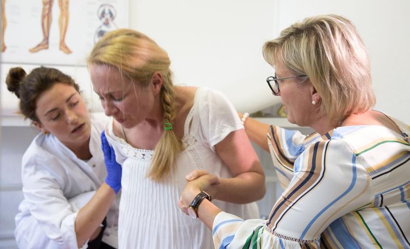 Barbara Klepsch, Sächsische Sozialministerin (rechts), beim Besuch des MITZ. In der Übung mit einer angehenden Ärztin (links) wird sie mit der Geburt eines Kindes konfrontiert.