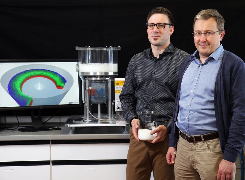 Dominik Weis (left) and Professor Sergiy Antonyuk look into the production process of those globules.