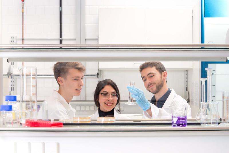 Im Labor frischen die Teilnehmer des medizischen Vorbereitungsjahres naturwissenschaftliche Kenntnisse auf und erweitern sie. 