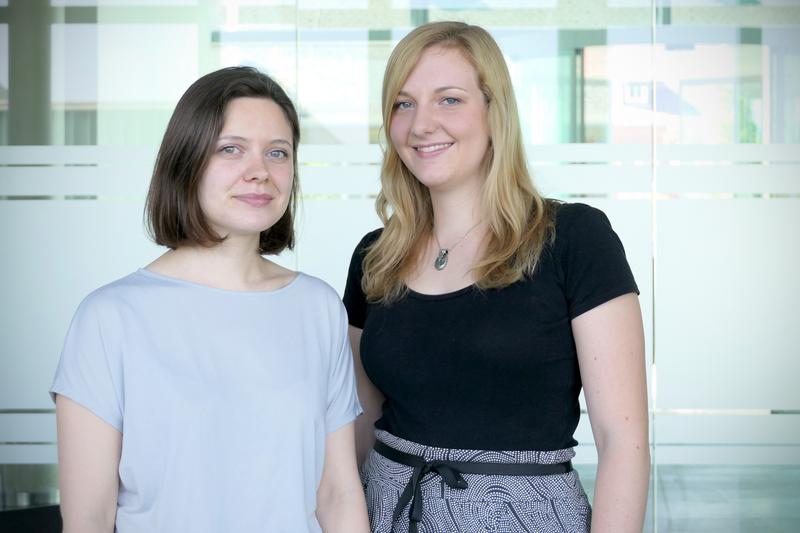 Liz Ing-Simmons und Emma Watson freuen sich über ein Humboldt-Forschungsstipendium für Post-doktoranden (v.l.)