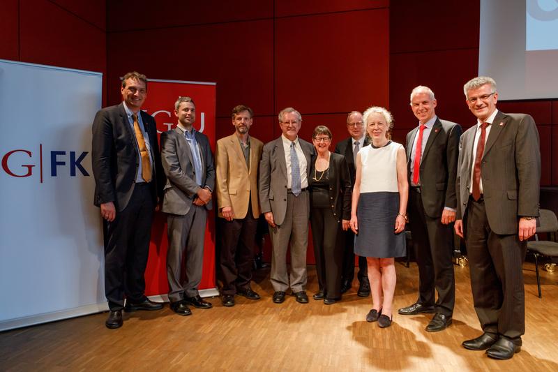 Die Träger des Gutenberg Research Award 2018, Prof. Dr. John J. Collins (4.v.l.) und Prof. Dr. Adela Yarbro Collins (5.v.l.) auf der Jahresfeier des GFK