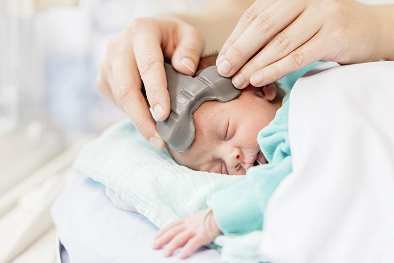 Mit dem neu entwickelten Oximeter lässt sich der Sauerstoffgehalt im Gehirn von Frühgeborenen präzise und verlässlich messen. 