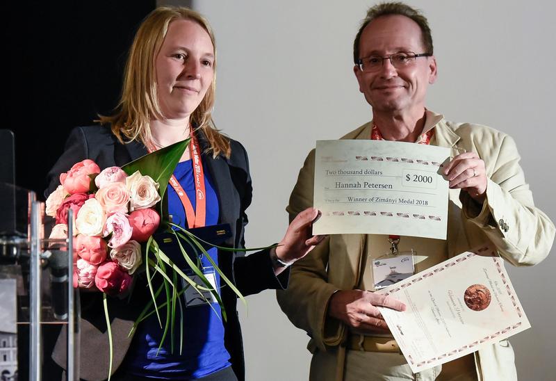 Hannah Petersen und Tamás Sándor Bíró von der Zimanyi-Foundation bei der Preisverleihung in Venedig.