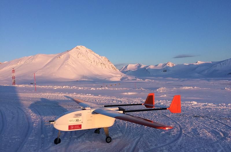 Das unbemannte Flugzeug ALADINA vor dem Zeppelinberg bei Ny-Ålesund