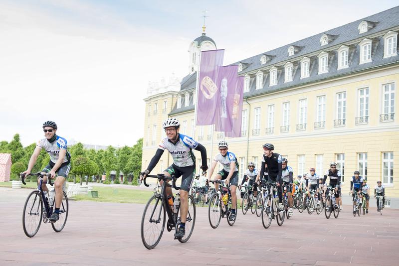 Traditionell startet die Tour am Karlsruher Schloss, je nach Leistungsgruppe legen die Fahrerinnen und Fahrer dann zwischen 600 und 900 Kilometer zurück (Foto: Tanja Meißner, KIT)