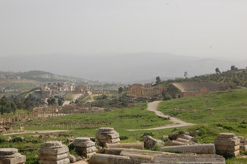 Archäologische Monumente vor moderner Bebauung: Aufnahme der Stadt und antiken Grabungsstätte Gerasa (Jordanien).