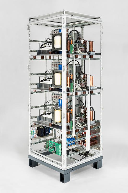 Am Fraunhofer ISE entwickelter 100 kVA Wechselrichter mit 15 kV Transistoren aus Siliciumkarbid zur Einspeisung in das 10 kV-Mittelspannungsverteilnetz.