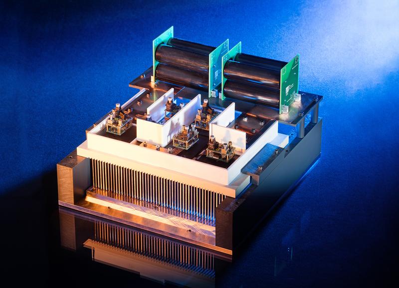 Einphasiger 20 kV Leistungsstack mit 15 kV SiC-MOSFETs, Treibern und anteiligen Zwischenkreiskondensatoren.