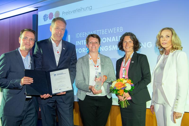 Die Delegation der UA Ruhr mit Hans Stallmann, Axel Schölmerich, Marion Franke und Christiane Wüllner hat in Berlin den Preis von Dorothee Dzwonnek, Generalsekretärin der DFG, entgegengenommen