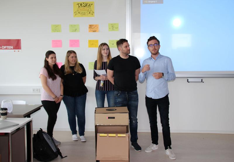 Die Studierenden (von links) Sophie Allgöwer, Annika Straubmeier, Verena Siegl, Christian Ciupka und Jonas Roth haben sich einen PET-Schredder für jedermann ausgedacht.