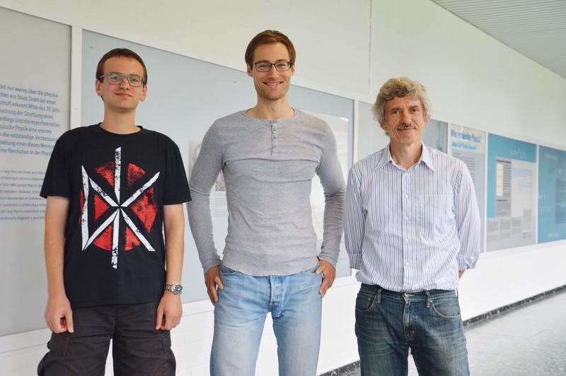 The Kiel physicists Tobias Dornheim (l.), Simon Groth and Professor Michael Bonitz have developed a simulation procedure to calculate the properties of electrons at extreme temperatures.