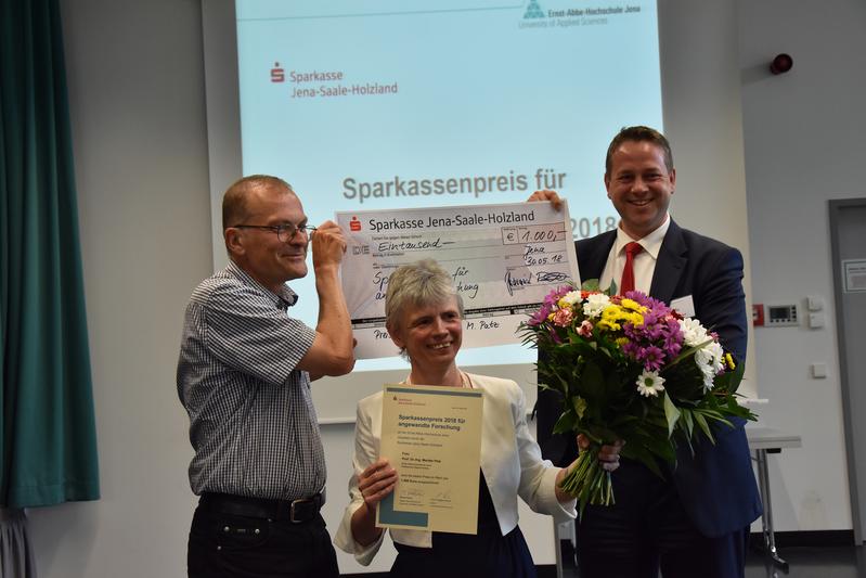 Prof. Dr. Marlies Patz, Michael Rabich (r.), Vorstandsmitglied d. Sparkasse Jena-Saale-Holzland und Prof. Dr. Bruno Spessert