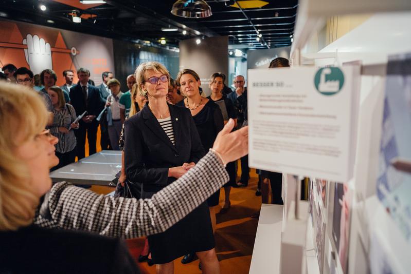 Anja Karliczek, Bundesministerin für Bildung und Forschung, bei der Eröffnung der „MS Wissenschaft" zum Thema „Arbeitswelten der Zukunft“ am Exponat des Leibniz-Instituts für Alternsforschung (FLI). 