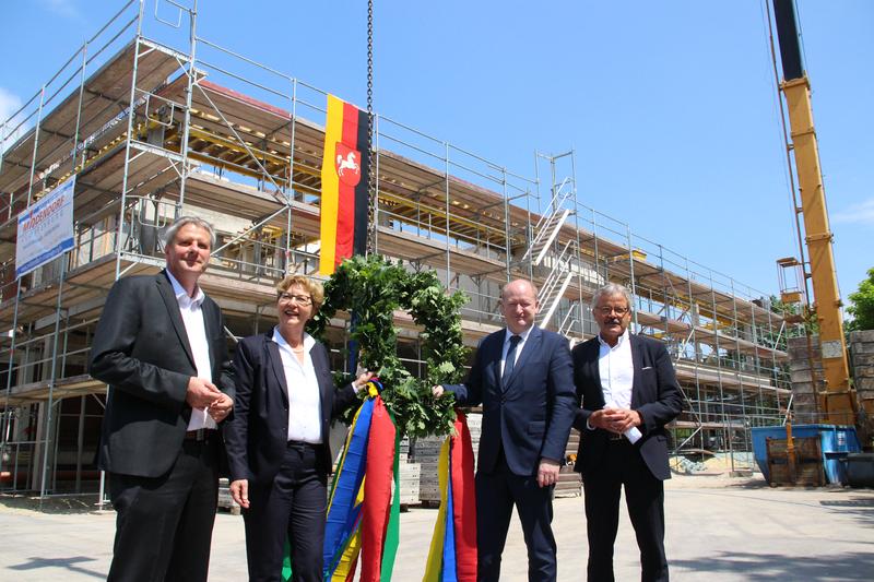 v. l.  Unipräsident Prof. Dr. Burghart Schmidt, Cristina v.Pozniak-Bierschenk (Leiterin Staatliches Baumanagement Osnabrück Emsland), Finanzminister Reinhold Hilbers und Bürgermeister Helmut Gels.