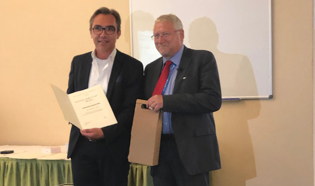 Prof. Viktor Kanický (rechts), Vorsitzender der Spectroscopic Society of Ioannes Marcus Marci, überreicht Prof. Jürgen Popp die Auszeichnung.