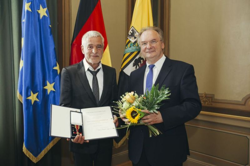 Reiner Haseloff, Ministerpräsident des Landes Sachsen-Anhalt übergibt Bundesverdienstkreuz an Prof. Ralf Niebergall von der Hochschule Anhalt.