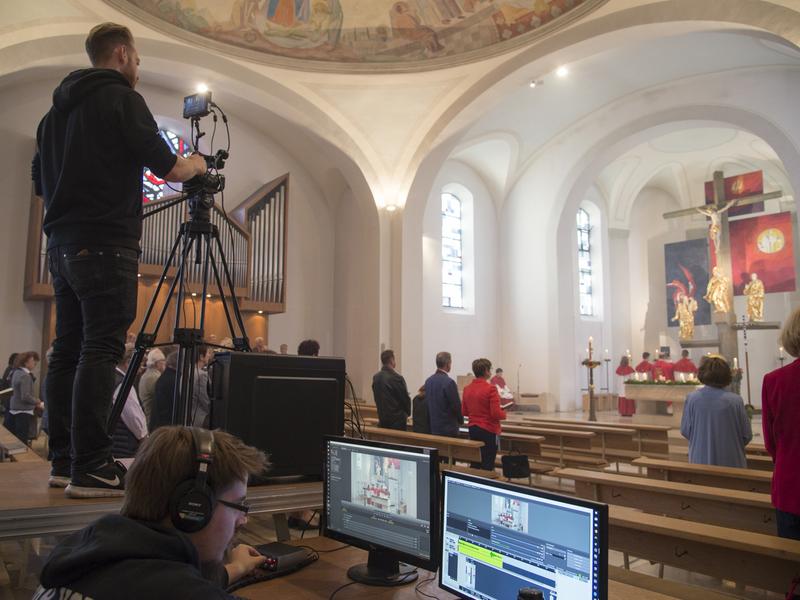 Oskar Gohly und Alexander Jennert von der THD übertrugen live aus der Kirche in das Seniorenheim.