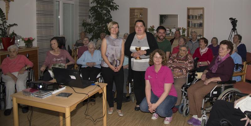 Die Bewohner versammelten sich im Speisesaal, um am Gottesdienst teilzunehmen. Sie wurden von Barbara Kohl (TCG), Mesnerin Kraus und den Pflegern des Roseniums betreut.