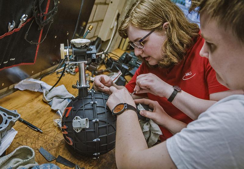 Studierende bei der Endmontage der Airbox (Luftansaugung) 